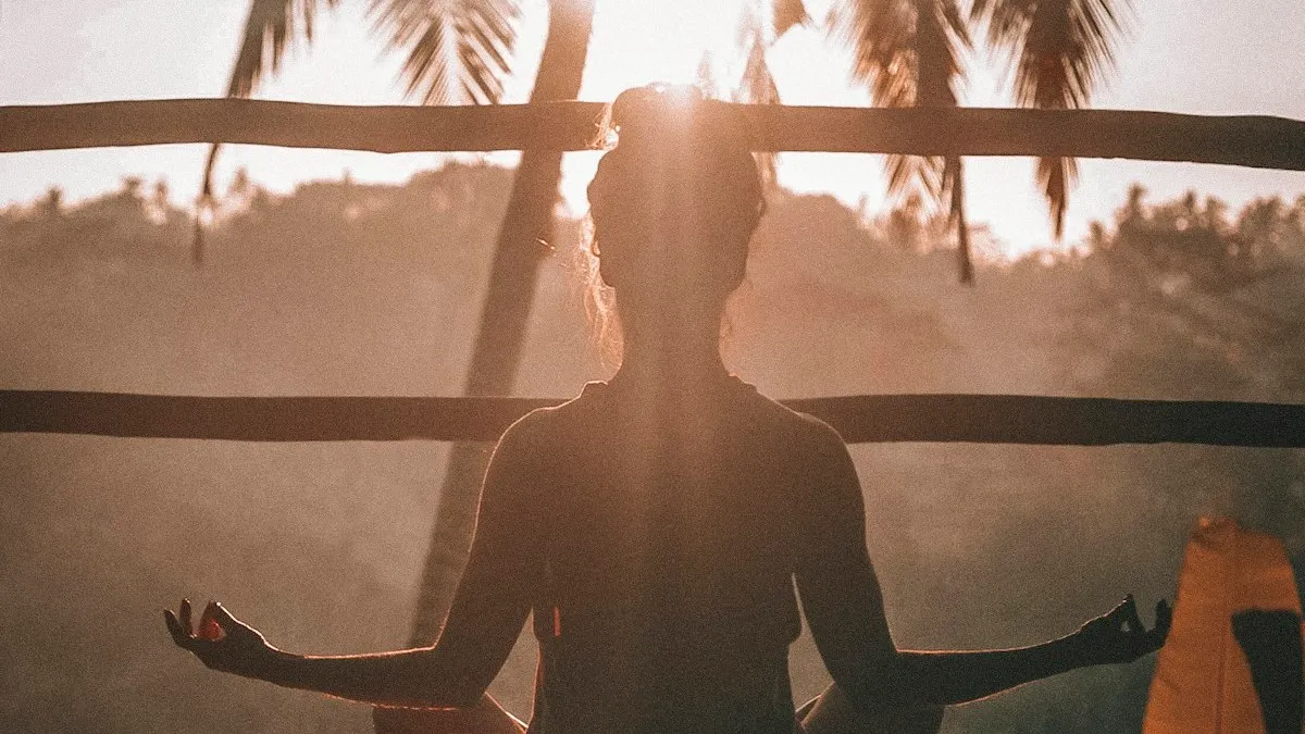 Mujer meditando al amanecer en un espacio tranquilo